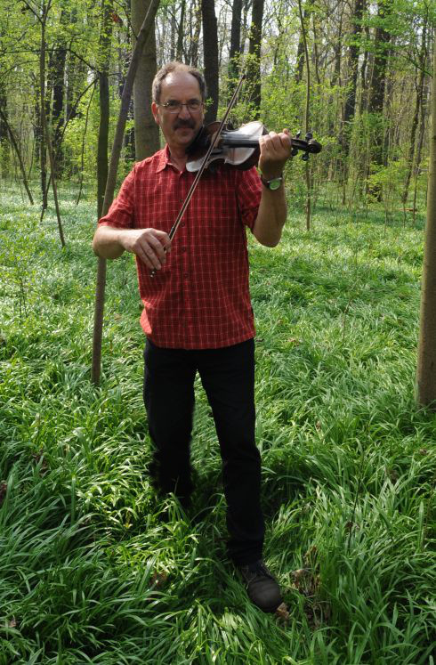 Joachim Johow 2014 im Wald mit Geige